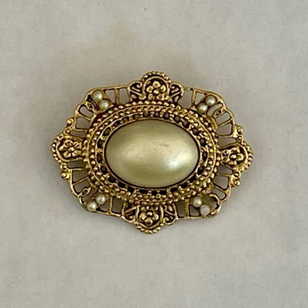 Charming 1928 Vintage Goldtone and Pearl Brooch - Picture 1 of 7